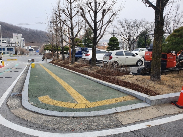 크기변환_사본 -김천시, 「새 봄맞이 향기로운 꽃 화단 조성」-회계과(사진1).jpg