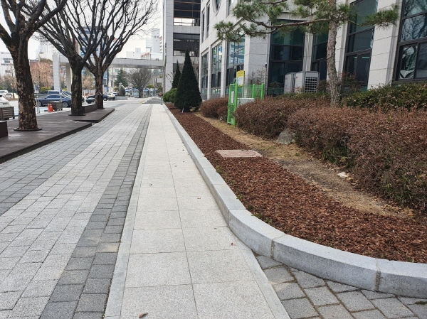 크기변환_사본 -김천시, 「새 봄맞이 향기로운 꽃 화단 조성」-회계과(사진2).jpg