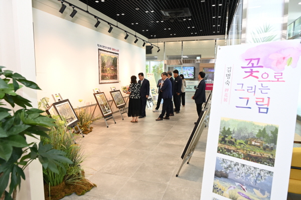 크기변환_제23회 대한민국 압화 대전 대통령상 “김명숙 작가” 시청 민원 휴게실 작품 전시회 열려-회계과(사진2).JPG