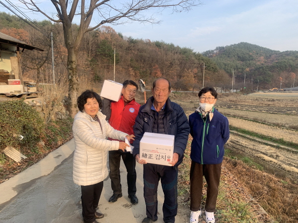 크기변환_증산면지역사회보장협의체, KT&G 와 함께 하는 사랑의 김장 김치 전달-증산면(사진1).jpg