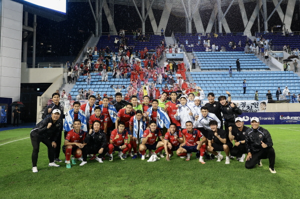 크기변환_(사진1) 7월 18일 대구 원정에서 승리한 김천상무 선수들이 사진을 찍고 있다.jpg