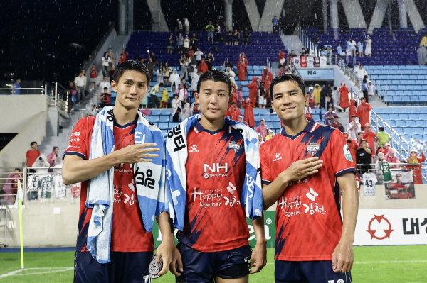 크기변환_(사진2) 7월 18일 대구 원정에서 득점한 김천상무 (왼쪽부터) 박상혁, 김강산, 원기종이 사진을 찍고 있다.jpg