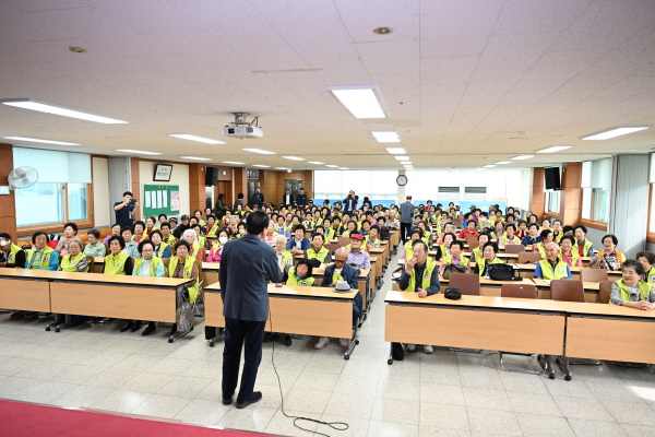 크기변환_김천시  ‘제29회 노인의 날’ 맞아 노인대학 방문 인사-사회복지과(사진4).jpg