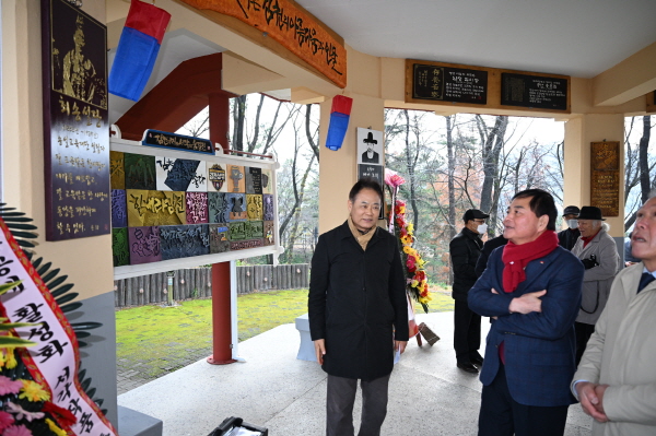 크기변환_김천시, 자산공원 자운정서 전통공예 활성화 서각작품 전시회 개막-문화홍보실(사진2).jpg