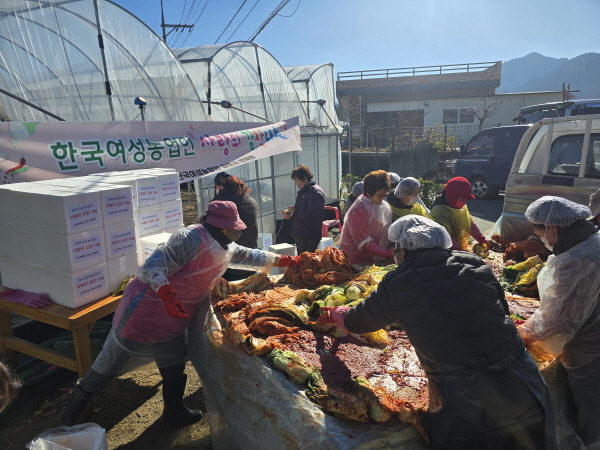 크기변환_(사)한국여성농업인 김천시연합회, 이웃에 사랑의 온기를 전해요-농업정책과(사진2).jpg