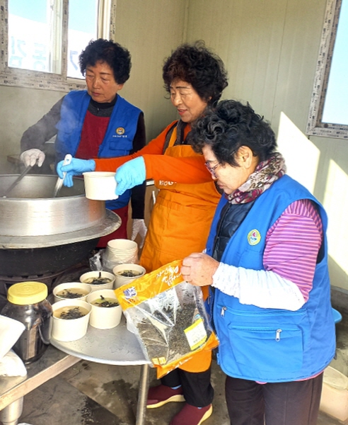 크기변환_바르게살기운동 개령면委, 사랑의 떡국 나눔 실시 (2).jpg