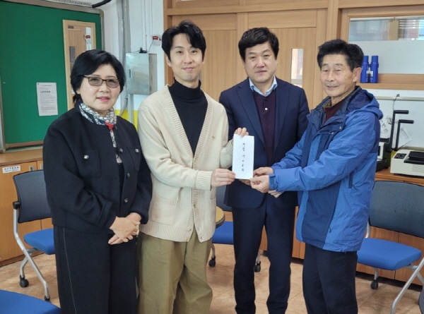 크기변환_개령면 새마을협의회 관내 학교 장학금 전달-개령면(사진1).jpg