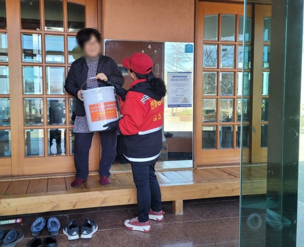 크기변환_김천시, 화목보일러 사용가구에 ‘재처리 용기’ 보급-산림과(사진2).jpg