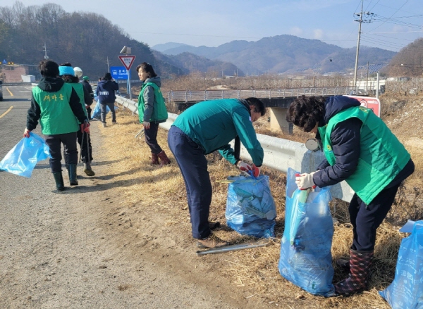 크기변환_조마면 새마을협의회  설 명절 맞이 환경정비 실시-조마면(사진2).jpg