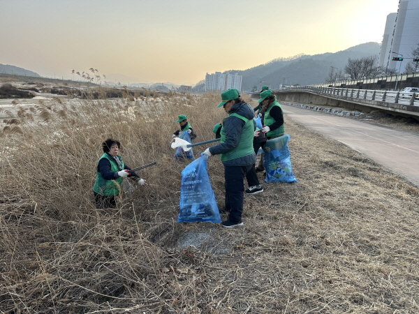 크기변환_양금동새마을남녀협의회  설맞이 하천변 환경정비 실시-양금동(사진3).jpg
