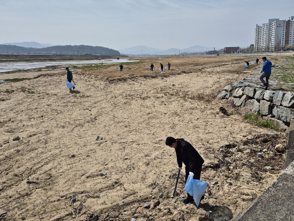 크기변환_맑은물사업소  상수원보호구역 환경정화 활동 실시-맑은물사업소(사진3).jpg