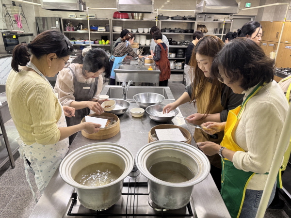 크기변환_김천시평생교육원, 수요자 맞춤형 수시강좌 본격 개강-평생교육원(사진1_앙금플라워).jpg