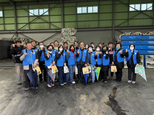 크기변환_김천시 자산동 바르게살기위원회 및 자연보호협의회 자원순환시설 현장 체험학습 실시-자산동(사진1).jpg