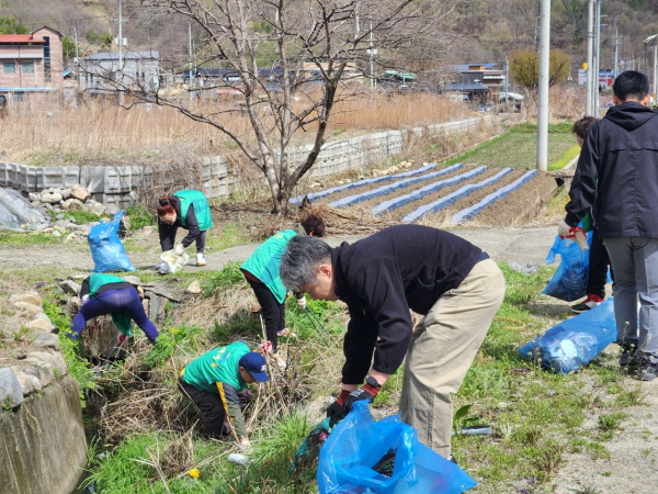크기변환_지례의 봄, 친절은 심고 쓰레기는 줍고-지례면(사진1).jpg