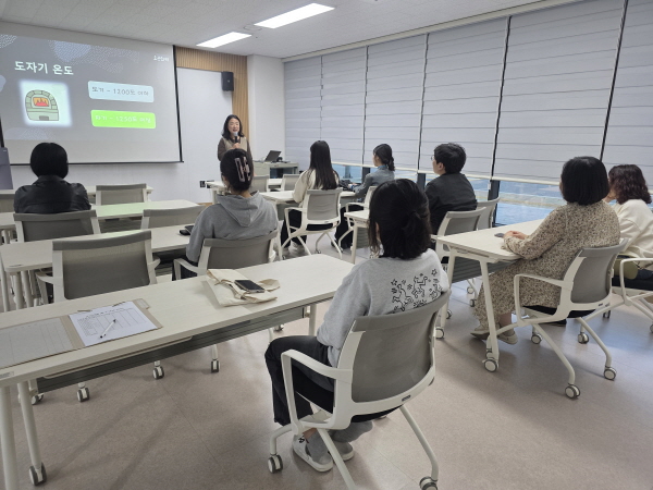 크기변환_“흙으로 빚는 쉼의 시간”.. 김천 산업단지 근로자 도자기 체험 운영-투자유치과(사진1_도자기 수업).jpg